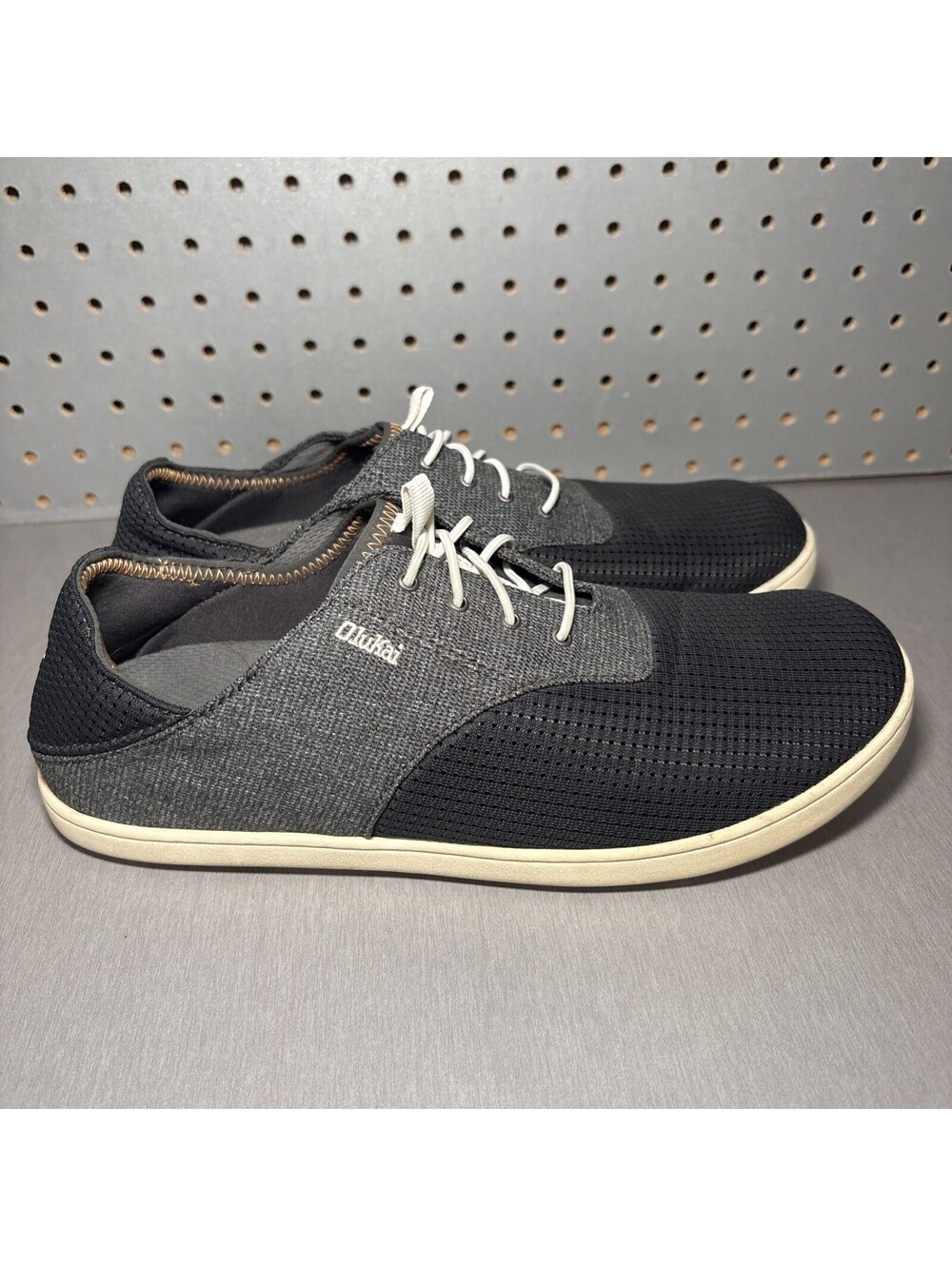 OluKai Nohea Moku Shoes Mens Size 10 Gray Mesh Low Top Casual Comfort Sneakers